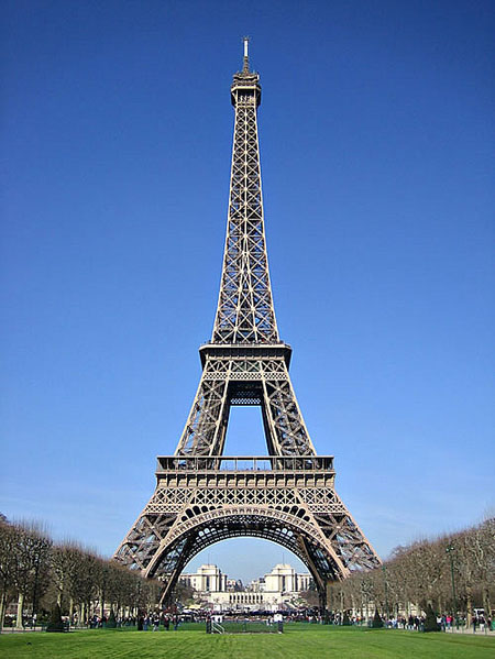 Yo, con la Torre Eiffel de fondo (vistiendo mi capote invisible) —  Caramelos de Violetas